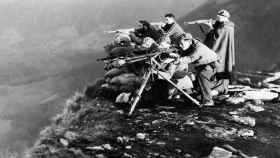 Soldados franquistas apuntan al horizonte con fusiles y una ametralladora MG 13 de fabricación alemana.