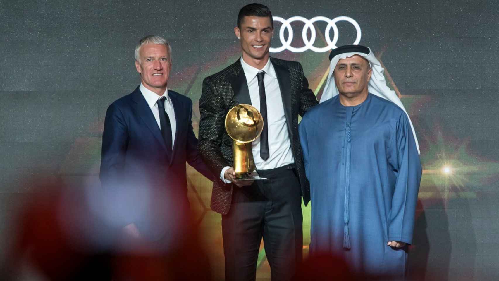 Cristiano con el Globe Soccer Award a mejor jugador del año