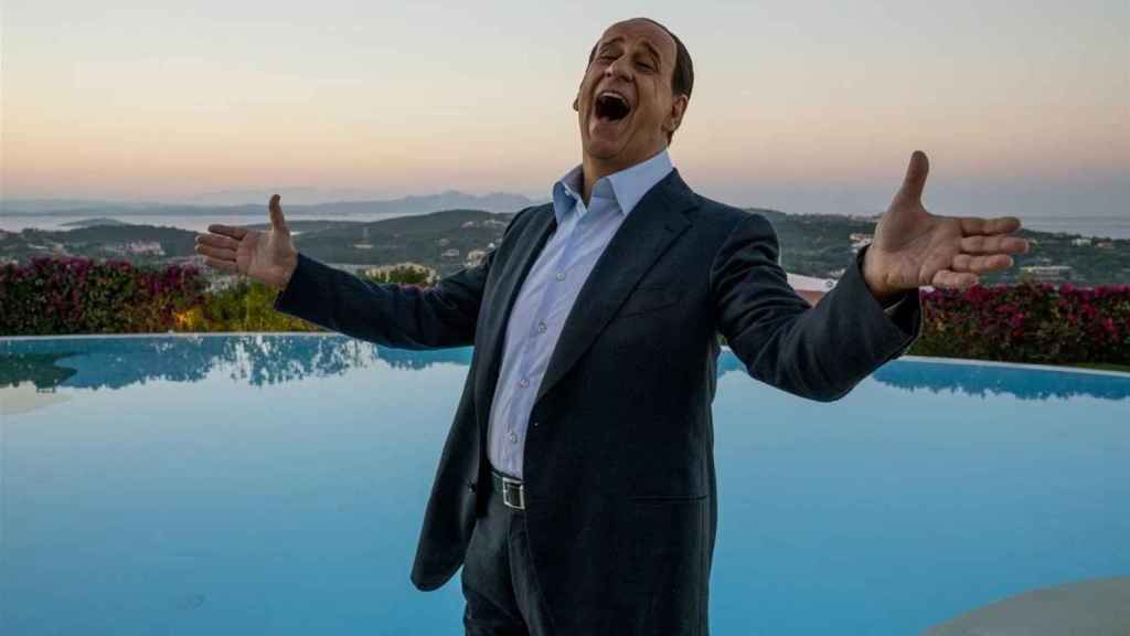 Toni Servillo como Berlusconi en la película.