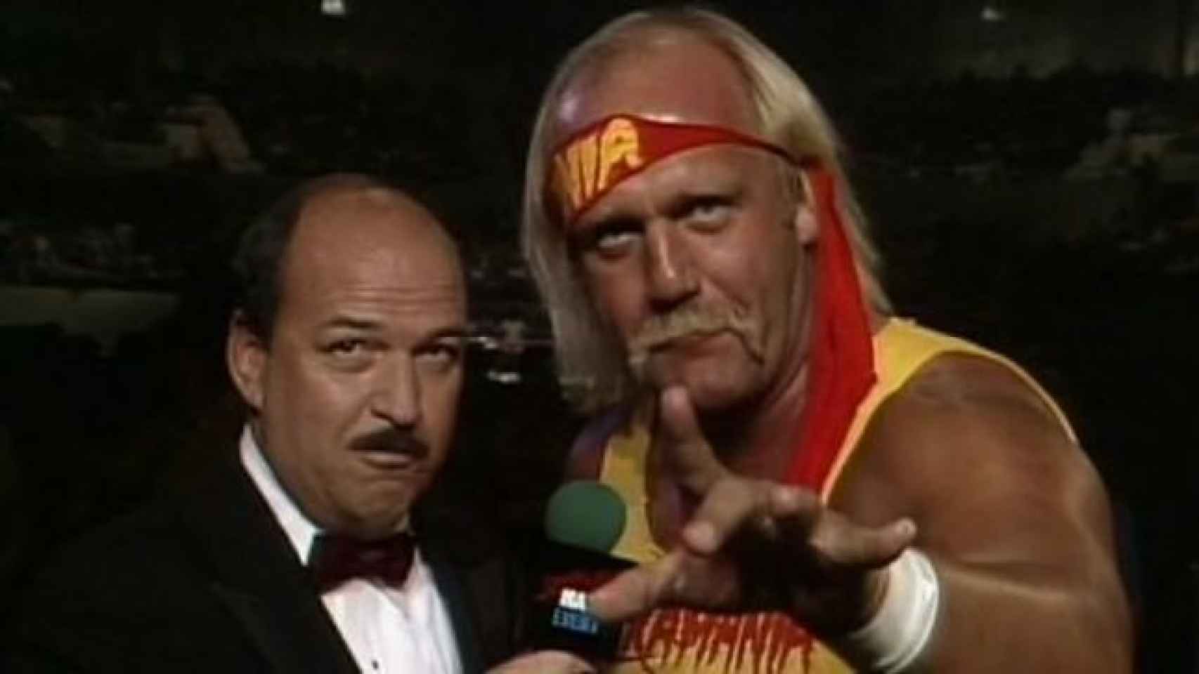 'Mean' Gene Okerlund junto a Hulk Hogan durante una entrevista