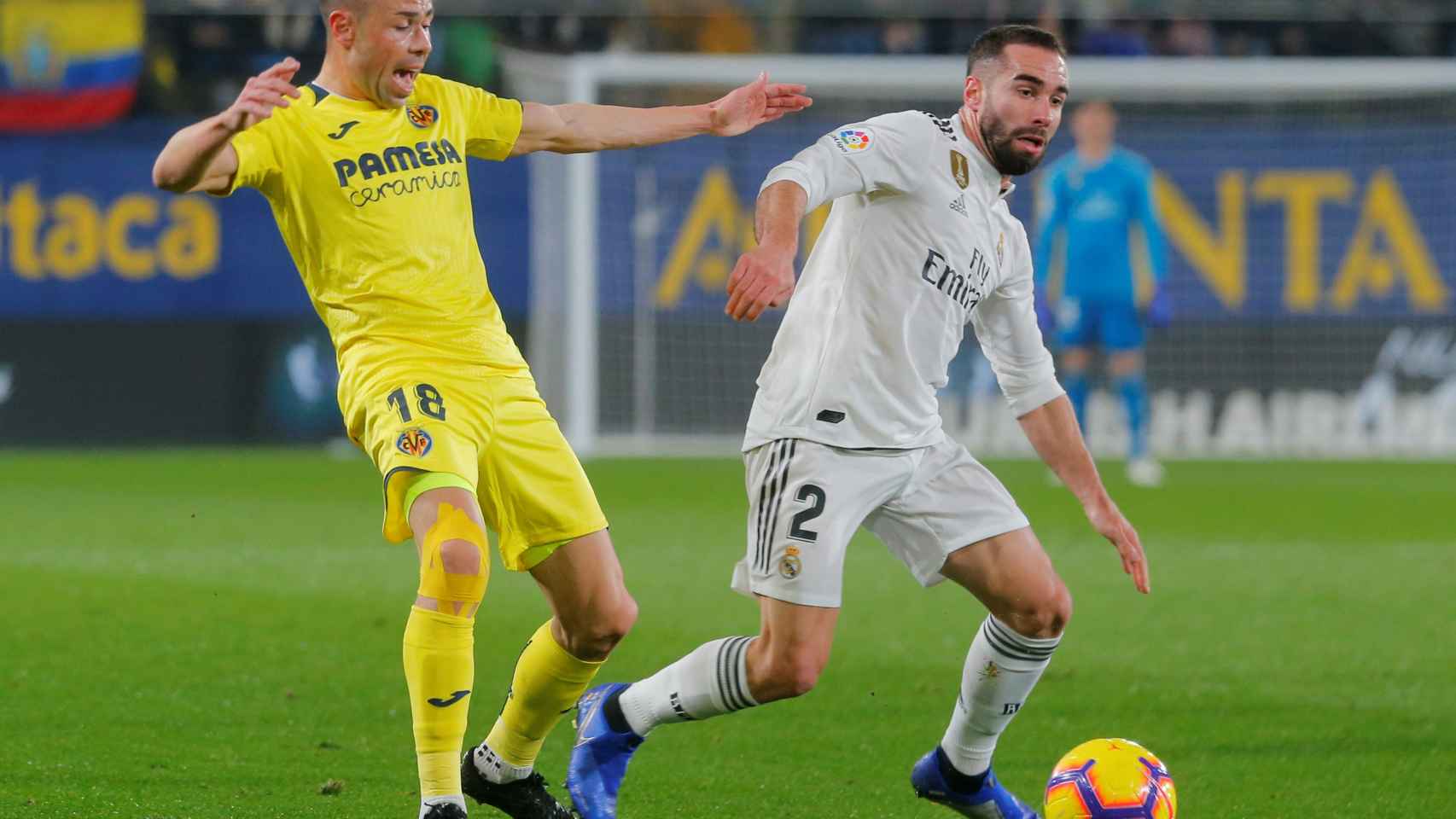 Dani Carvajal protege un balón frente a un jugador del Villarreal