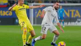 Dani Carvajal protege un balón frente a un jugador del Villarreal