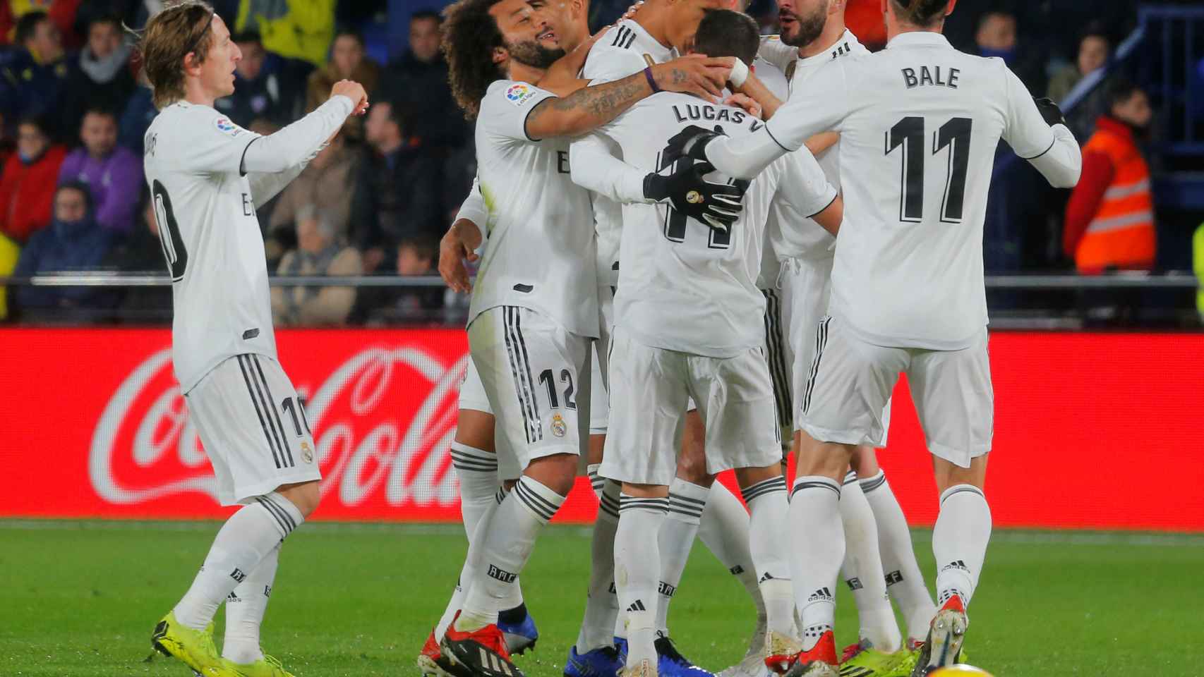 Varane celebra con sus compañeros el segundo gol del Real Madrid ante el Villarreal
