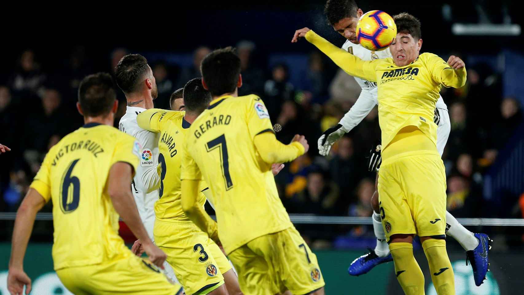El defensa del Real Madrid, el francés Raphael Varane, remata de cabeza para conseguir el segundo gol