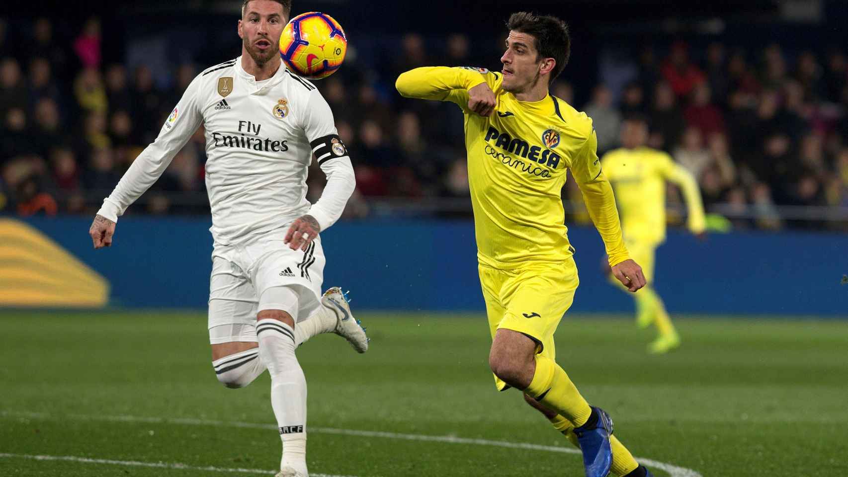Gerard Moreno pelea un balón con el defensa del Real Madrid Sergio Ramos