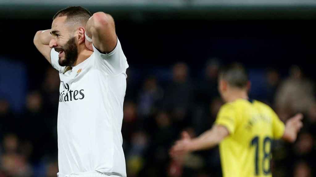 Karim Benzema se lamenta de una ocasión fallada