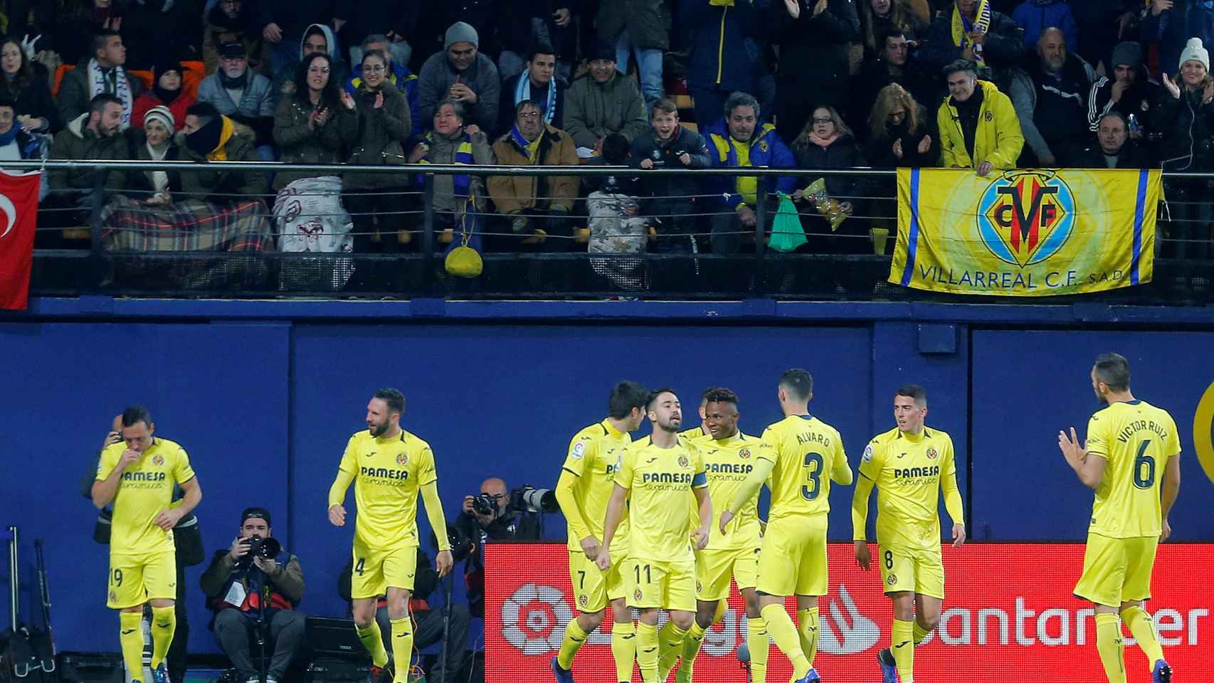 Los jugadores del Villarreal celebran el gol de Santi Cazorla al Real Madrid