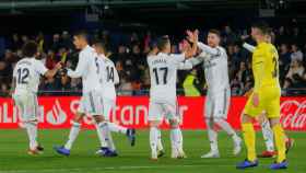 Los jugadores del Real Madrid celebran el empate de Benzema ante el Villarreal