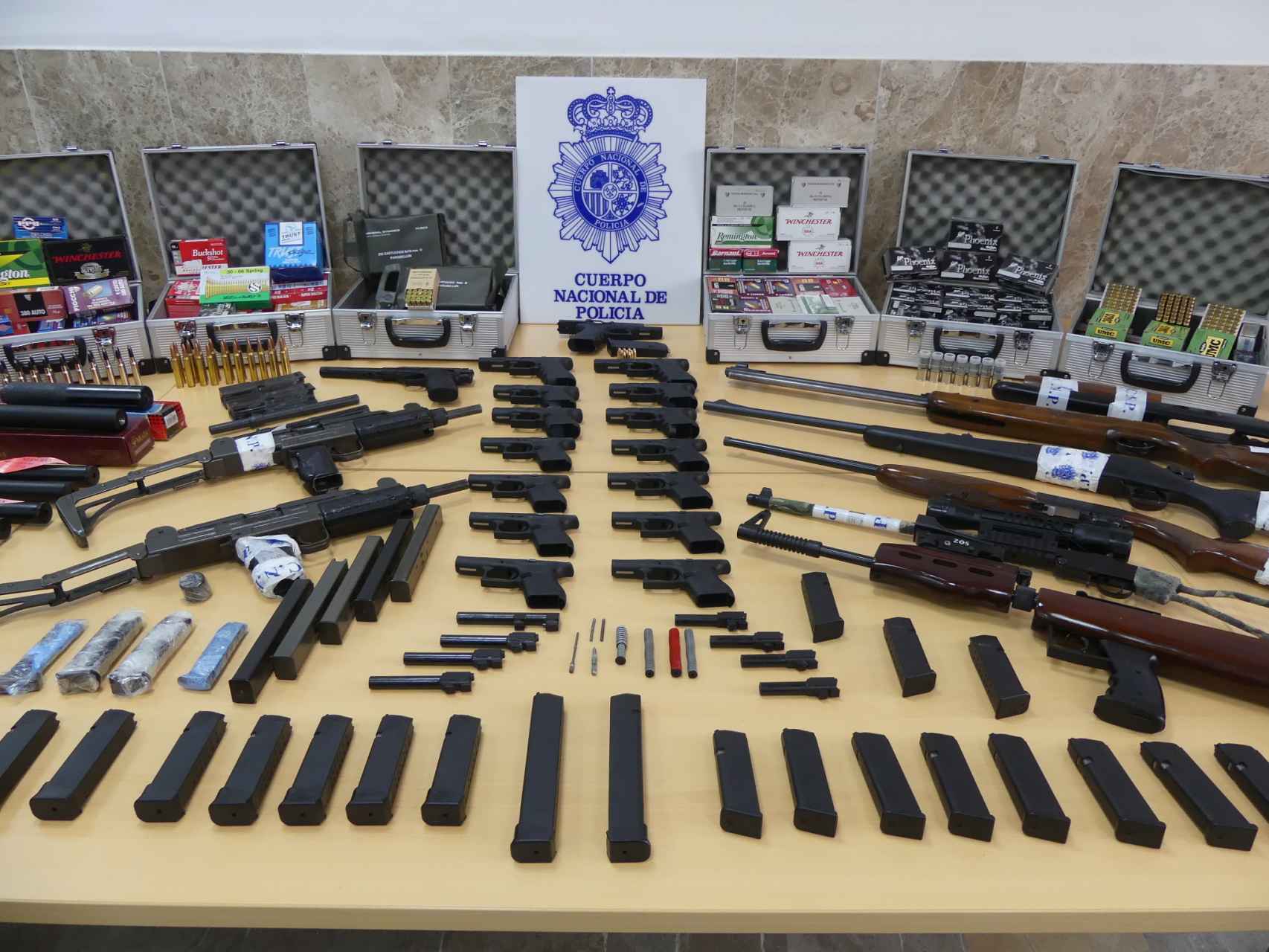 Armas intervenidas por la Policía en el marco de la operación explotada en Sevilla.