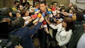 Periodistas durante unas declaraciones de Pedro Sánchez en los pasillos del Congreso.