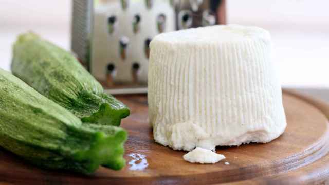 Un queso fresco dispuesto para ser cortado.