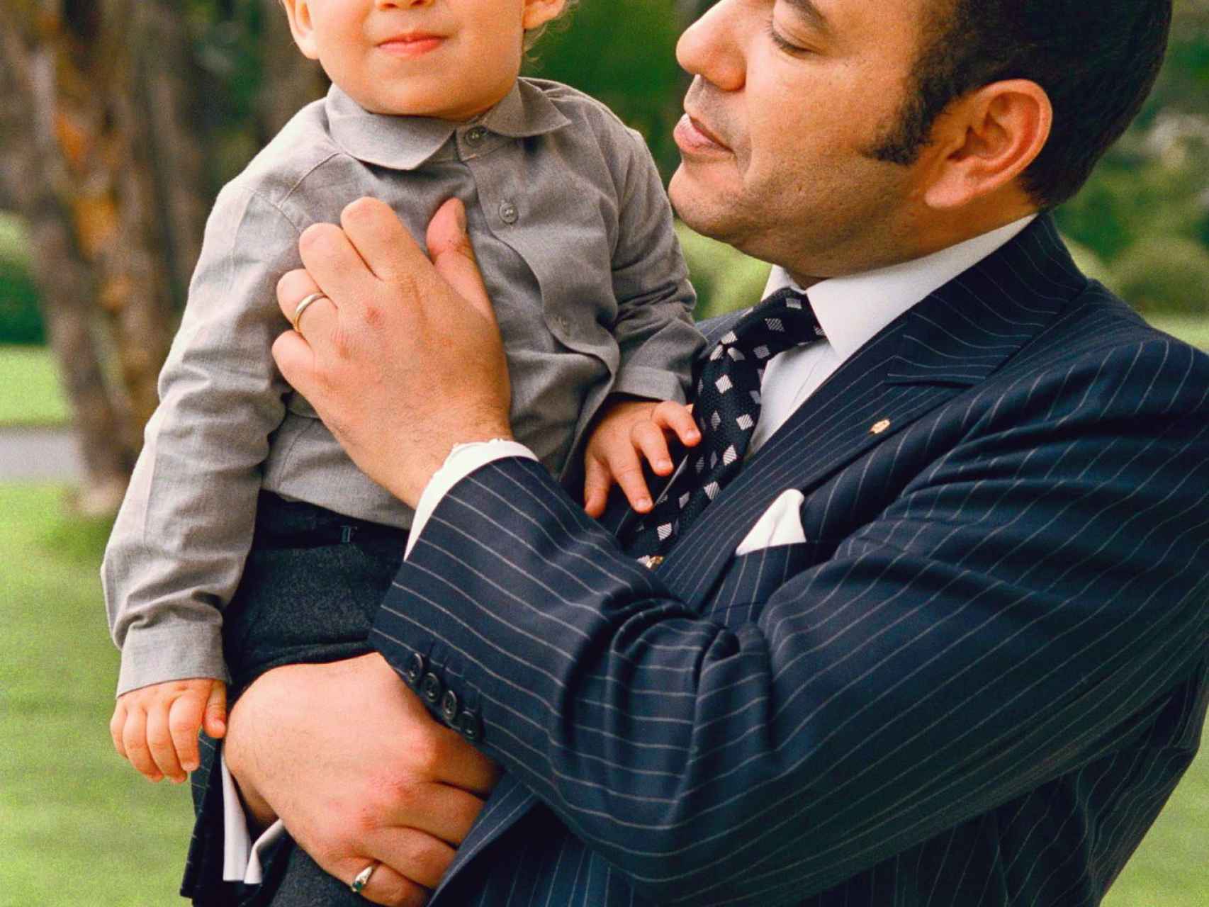 El rey de Marruecos, en 2004, con su hijo, el Príncipe Moulay El Hassan