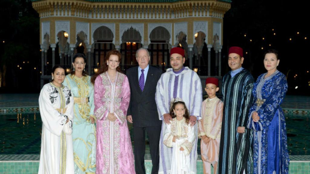 El rey emérito Juan Carlos I posa junto a la familia real de Marruecos