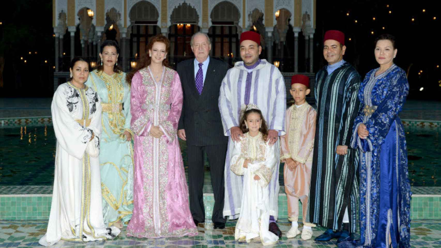 El rey emérito Juan Carlos I posa junto a la familia real de Marruecos