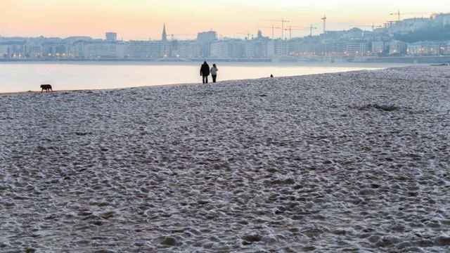 Vista de la playa de Ondarreta de San Sebastián, con la arena helada al amanecer.