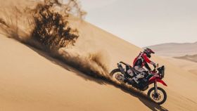 Una moto en las dunas de Perú. Foto: Instagram (@dakarrally)
