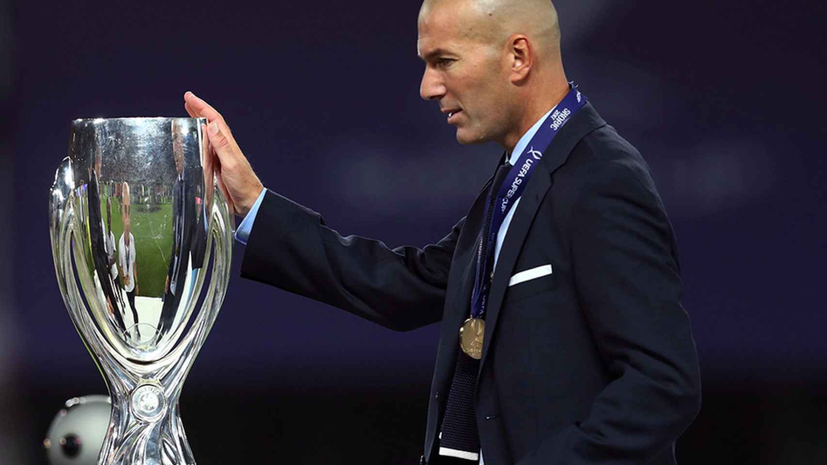 Zidane con la Supercopa de Europa