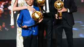 Georgina, junto a Cristiano y el hijo mayor del portugués en los Globe Soccer Awards