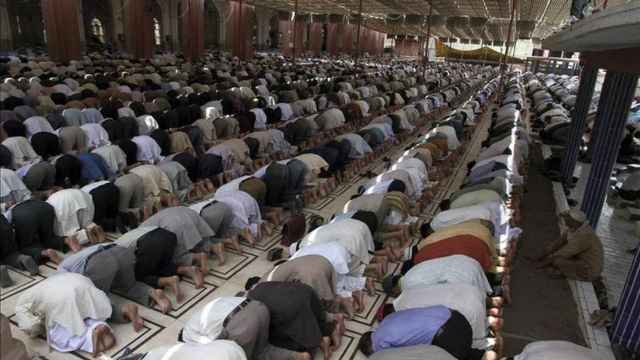 Fieles rezando en una mezquita.
