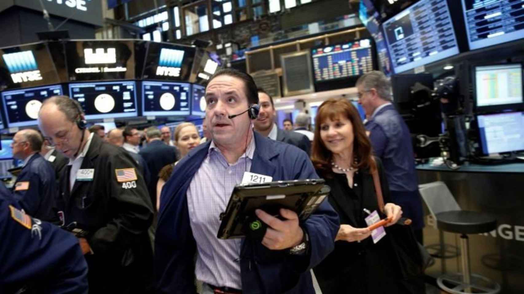 Un bróker con gesto alegre en Wall Street.