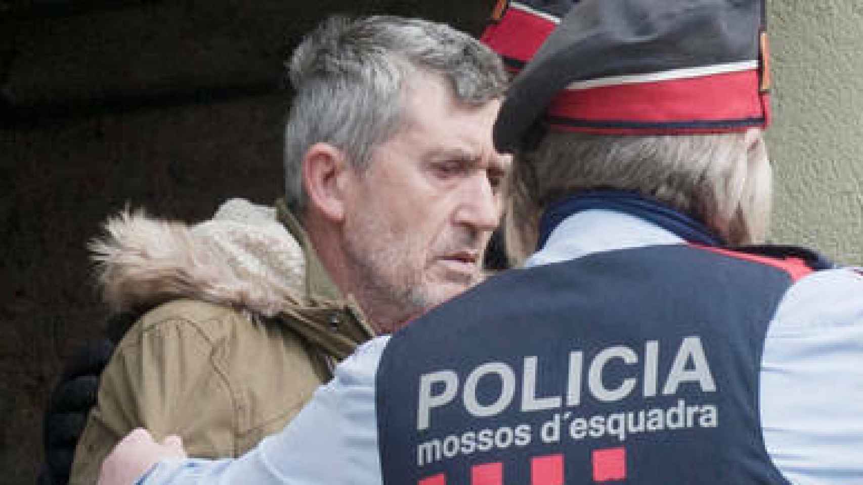 Jordi Magentí en el momento en el que los Mossos inspeccionan la vivienda de su tío en Anglès (Girona)