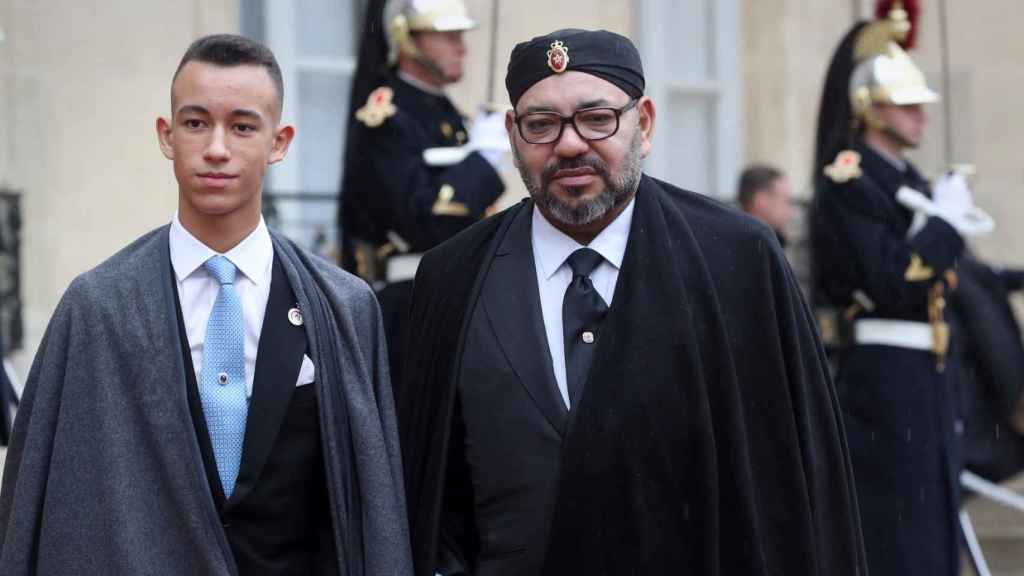 Hassan III junto a su padre, el rey de Marruecos, Mohammed VI
