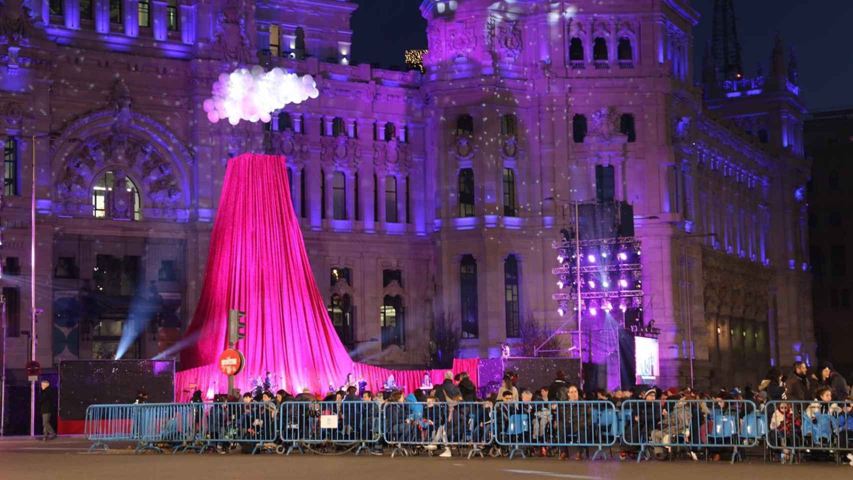 Familias esperando la llegada de los Reyes Magos en Madrid.