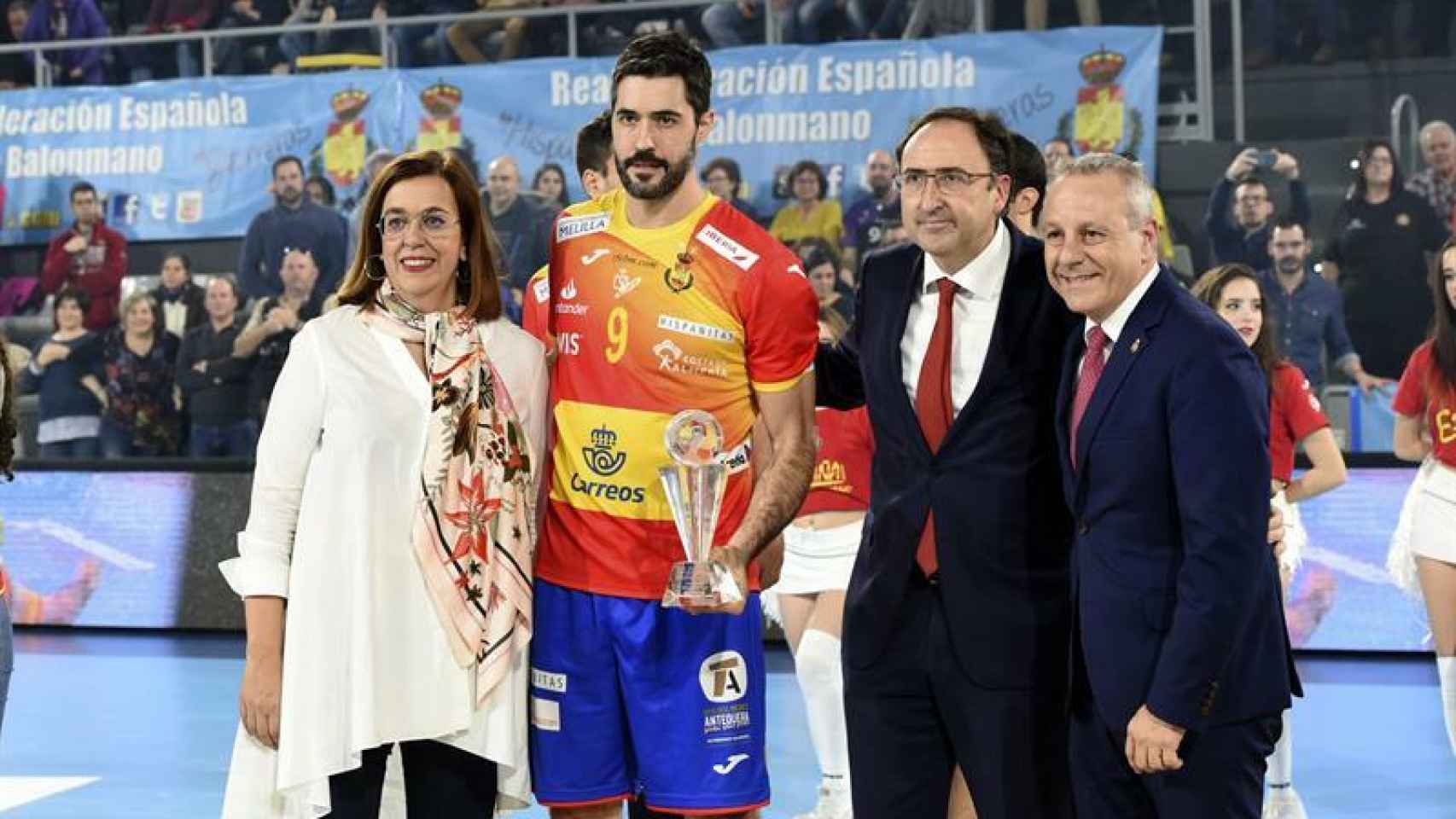 Raúl Entrerríos, capitán de España, posa con el trofeo de campeón del torneo