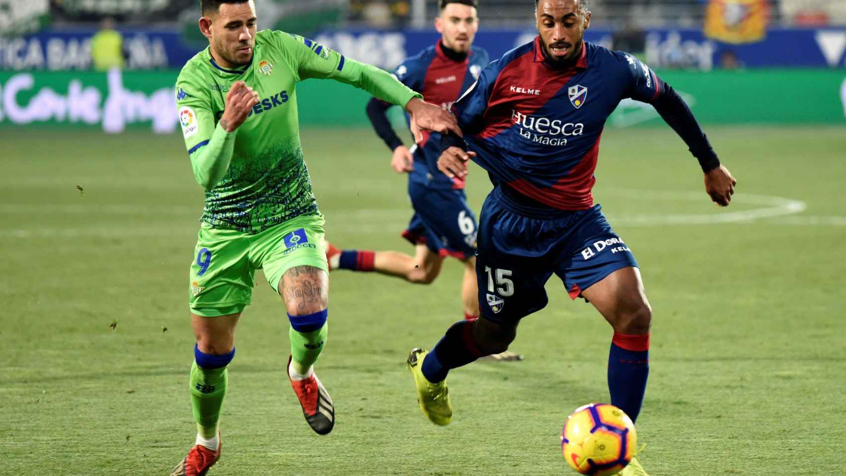 Disputa de un balón en el Huesca - Real Betis