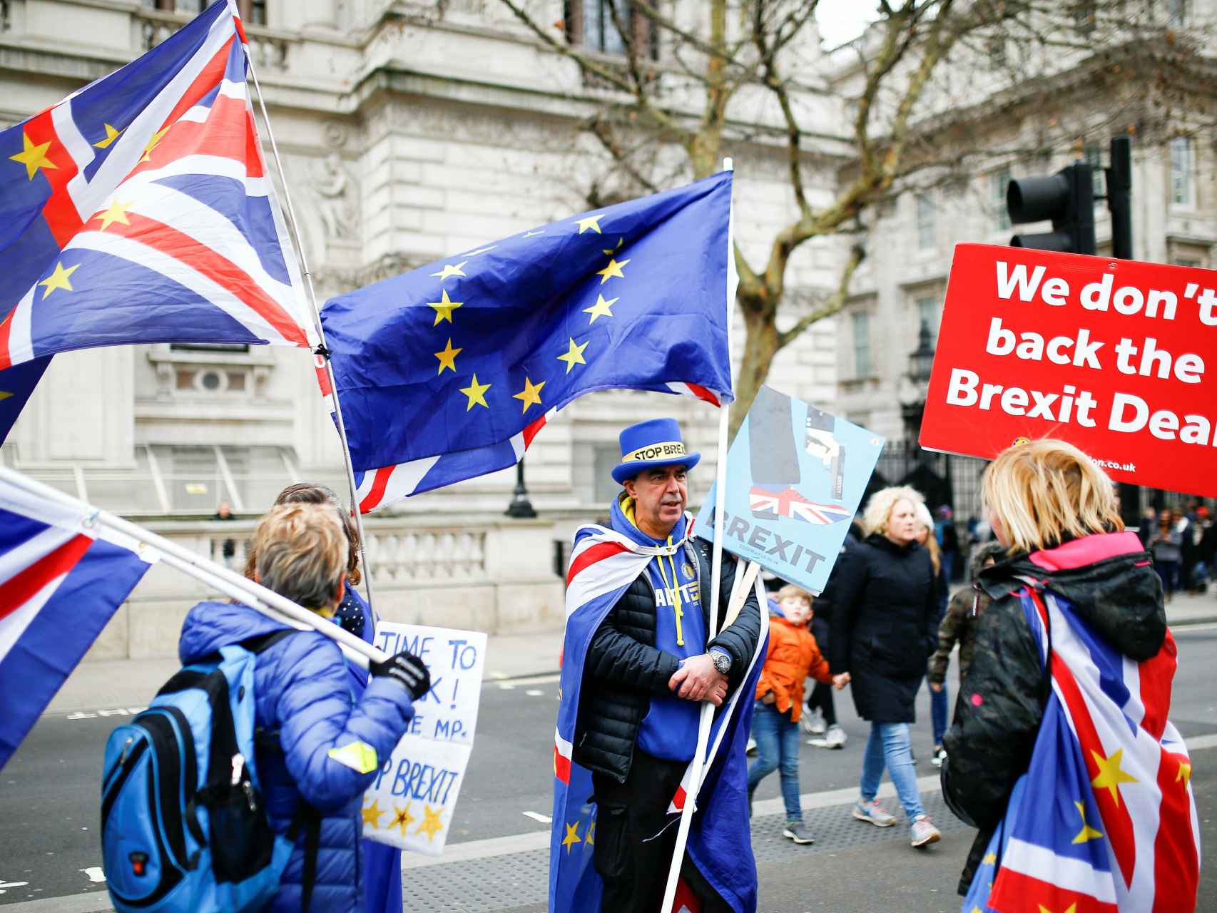 Manifestantes contra el acuerdo del 'brexit'.