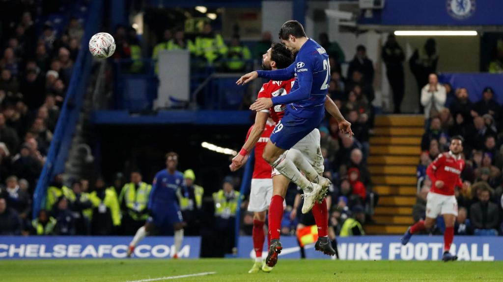 Morata remata de cabeza durante el partido contra el Nottingham Forest