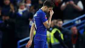 Cesc Fàbregas, emocionado en su último partido con el Chelsea al ser sustituido