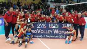 La selección española femenina de voleibol celebra la victoria. Foto: rfevb.com