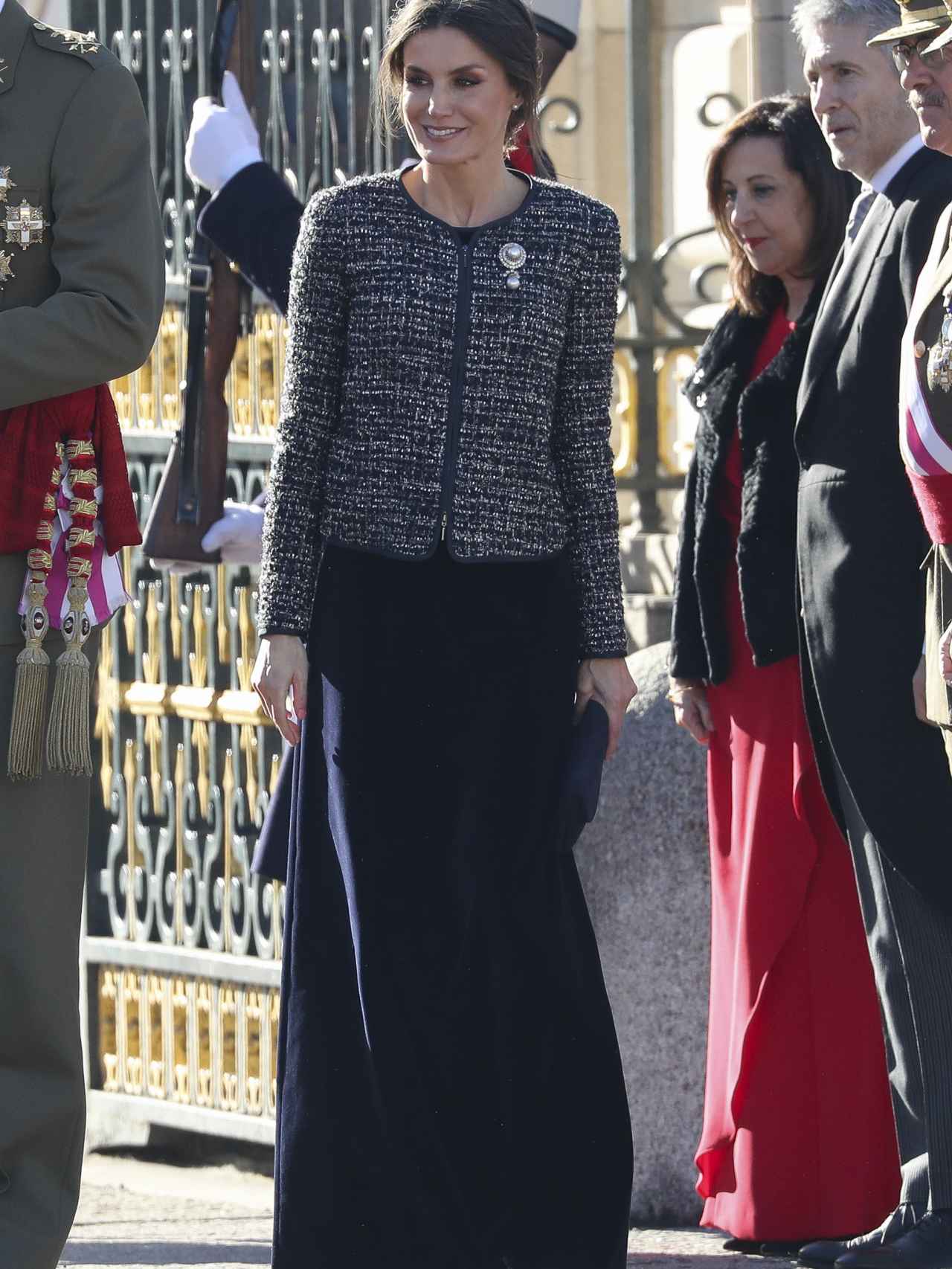 La reina Letizia, como rige el protocolo, con chaqueta y de largo.