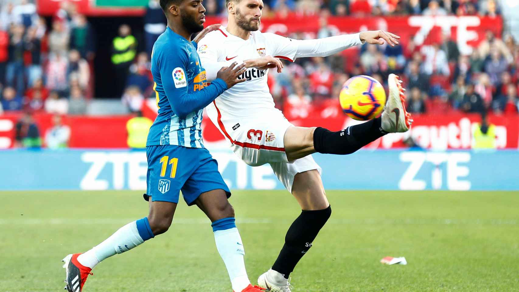Thomas Lemar y Carles Planas en el Sevilla - Atlético de Madrid