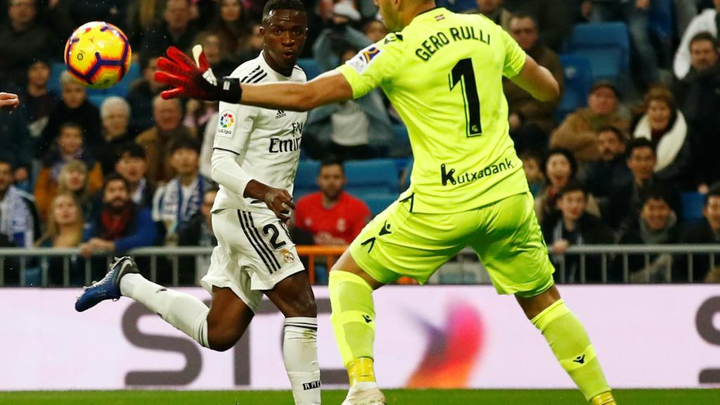 Vinicius intenta conectar con un compañero ante Rulli