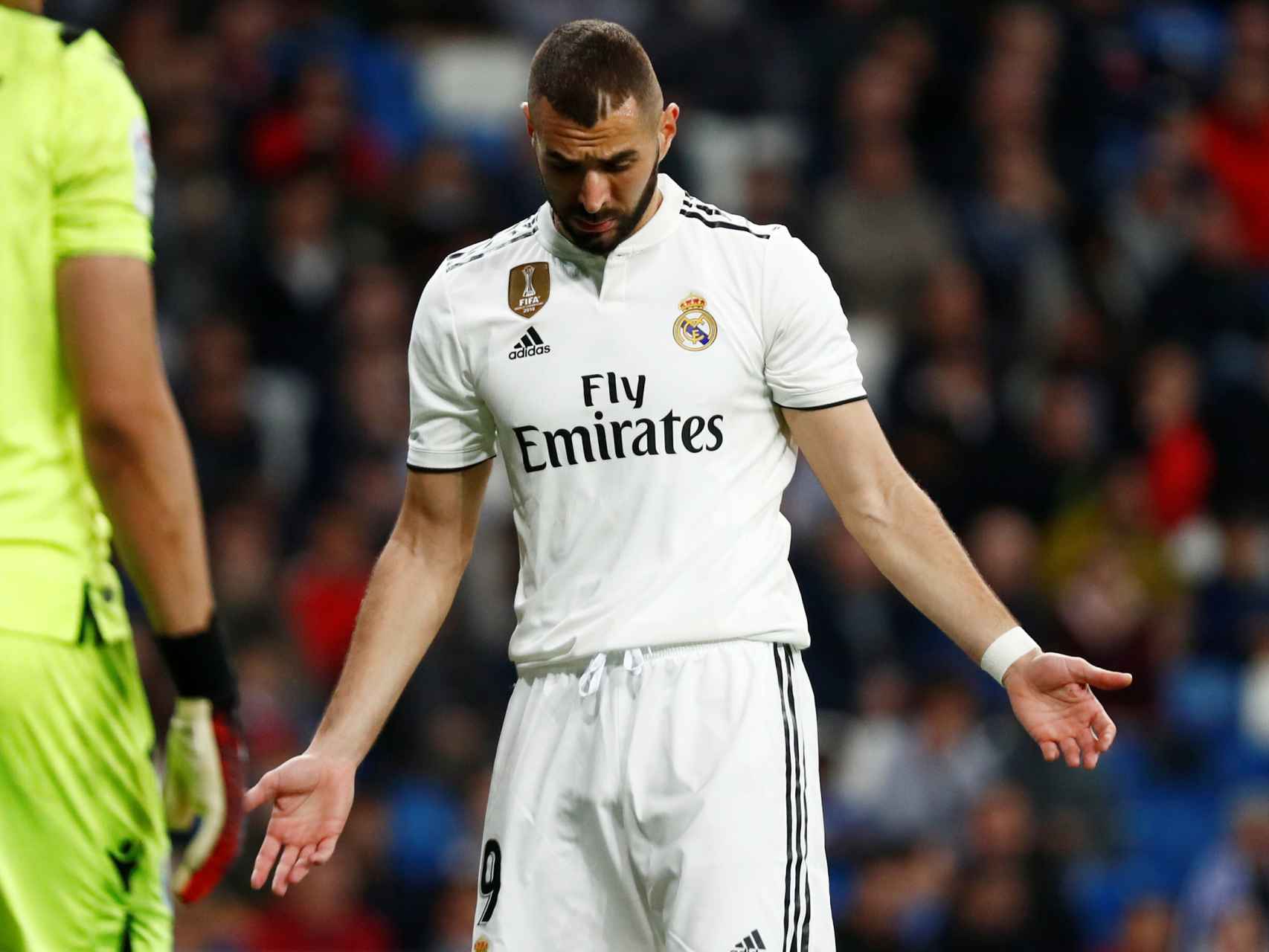 Karim Benzema se lamenta durante un partido del Real Madrid