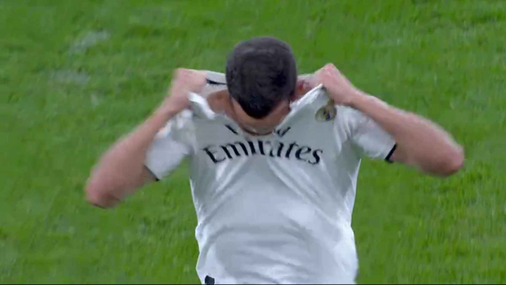 Lucas Vázquez rompe su camiseta tras ser expulsado ante la Real Sociedad