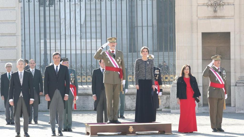 De izquierda a derecha: el ministro de Interior, Fernando Grande-Marlaska; el presidente del Gobierno, Pedro Sánchez; el rey Felipe VI; la reina Letizia; la ministra de Defensa, Margarita Robles; y el JEMAD, general Fernando Alejandre.