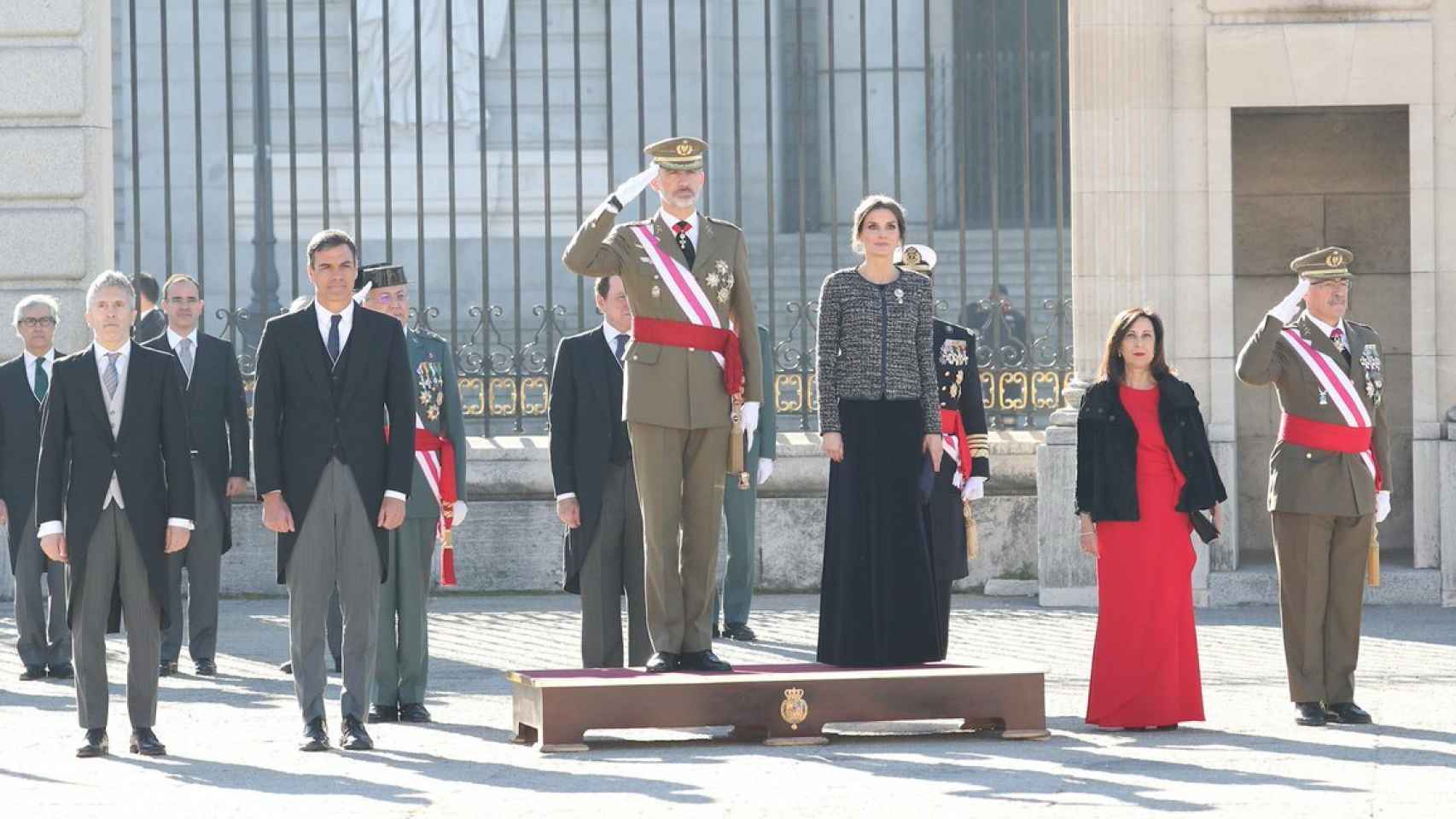 De izquierda a derecha: el ministro de Interior, Fernando Grande-Marlaska; el presidente del Gobierno, Pedro Sánchez; el rey Felipe VI; la reina Letizia; la ministra de Defensa, Margarita Robles; y el JEMAD, general Fernando Alejandre.