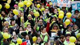 Varias manifestaciones de mujeres chalecos amarillos se desarrollaron este domingo sin incidentes en diferentes puntos de Francia, en un intento de dar otra imagen de este movimiento de protesta, después de los altercados registrados ayer en muchas ciudades.