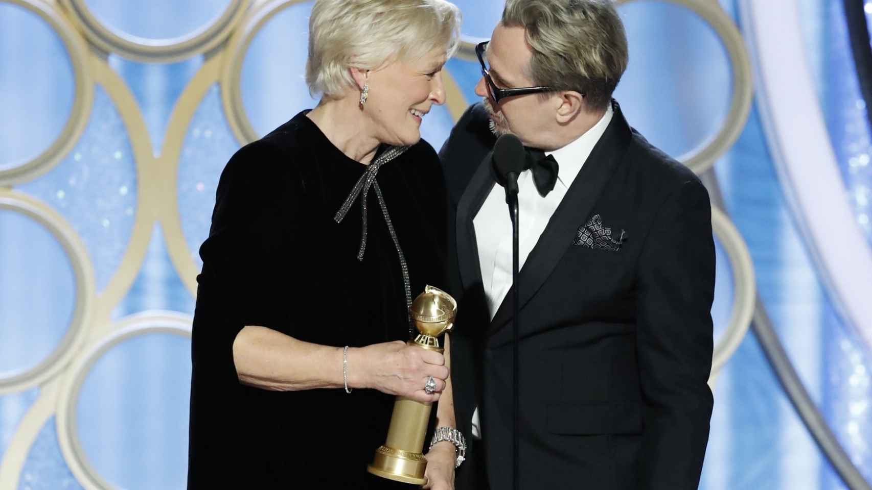 Una emocionadísima Glenn Close recibe el premio de manos de Gary Oldman.