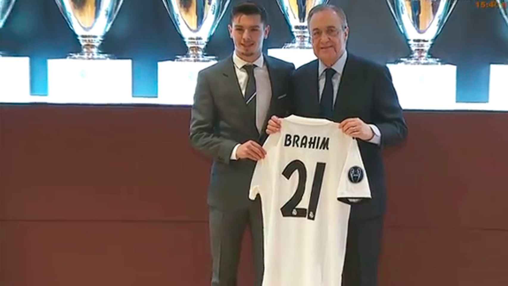 Brahim Díaz, con la camiseta del Real Madrid y el dorsal 21