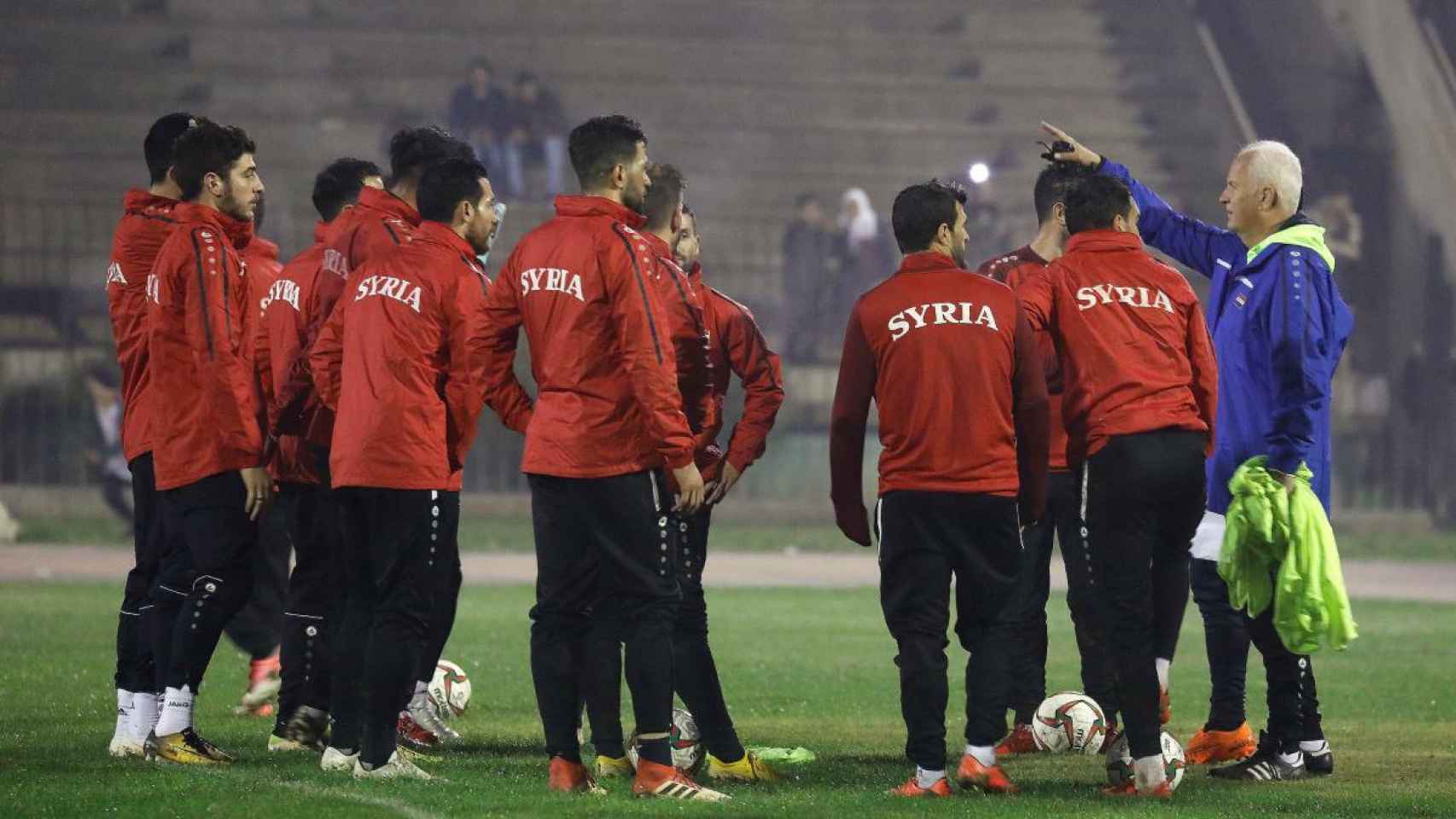 El entrenador del equipo nacional sirio, Bernd Stange, durante un entrenamiento en el estadio Fayhaa en Damasco