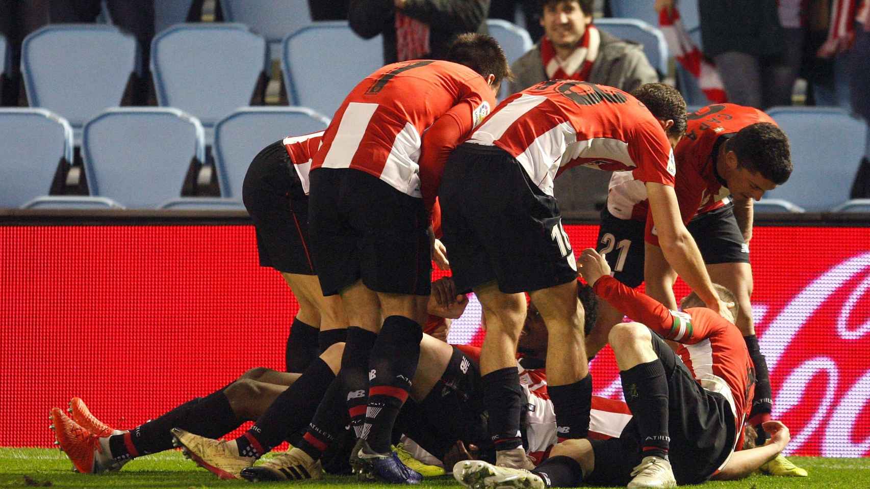 Los jugadores del Athletic celebran uno de los goles del partido
