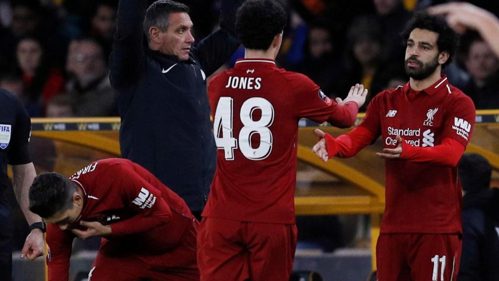 Salah entrando en el terreno de juego