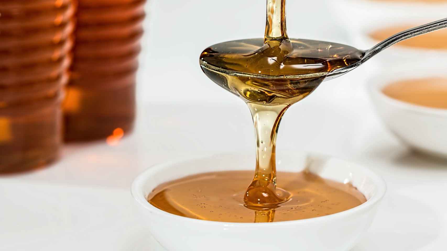 La miel tiene fama milenaria de actuar hasta en los catarros, pero mejor si la evitamos.