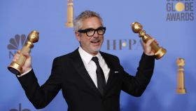 Alfonso Cuarón con sus dos Globos de Oro.