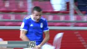 Un jugador del Oviedo celebra un gol al estilo Di María