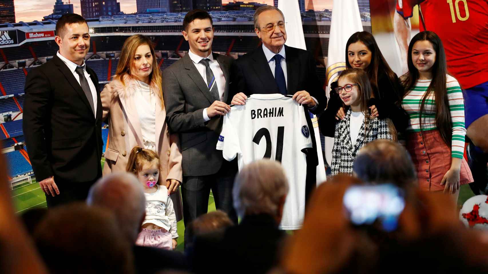 Brahim Díaz, junto a su familia y Florentino Pérez, en la presentación como jugador del Real Madrid